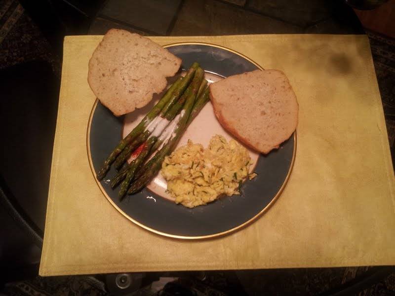 Scrambles eggs with chives