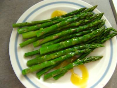 Asparagus with spicy mango sauce 