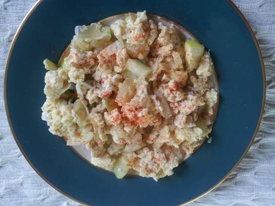 Scrambles eggs with zucchini