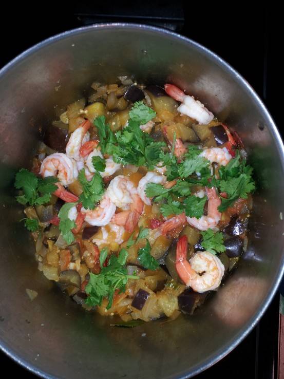 Shrimp and eggplant in red curry 