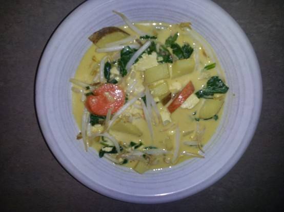 Potato spinach yellow curry 